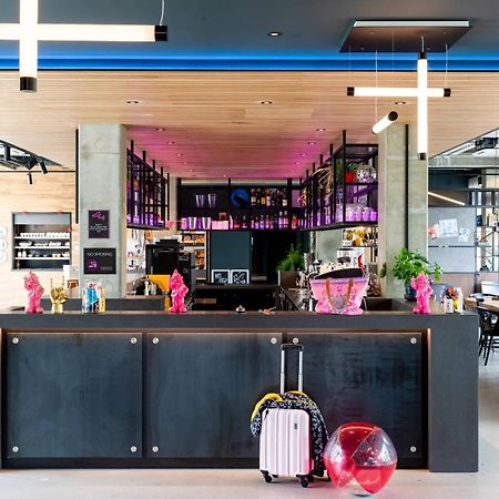 Отель Moxy Утрехт Экстерьер фото