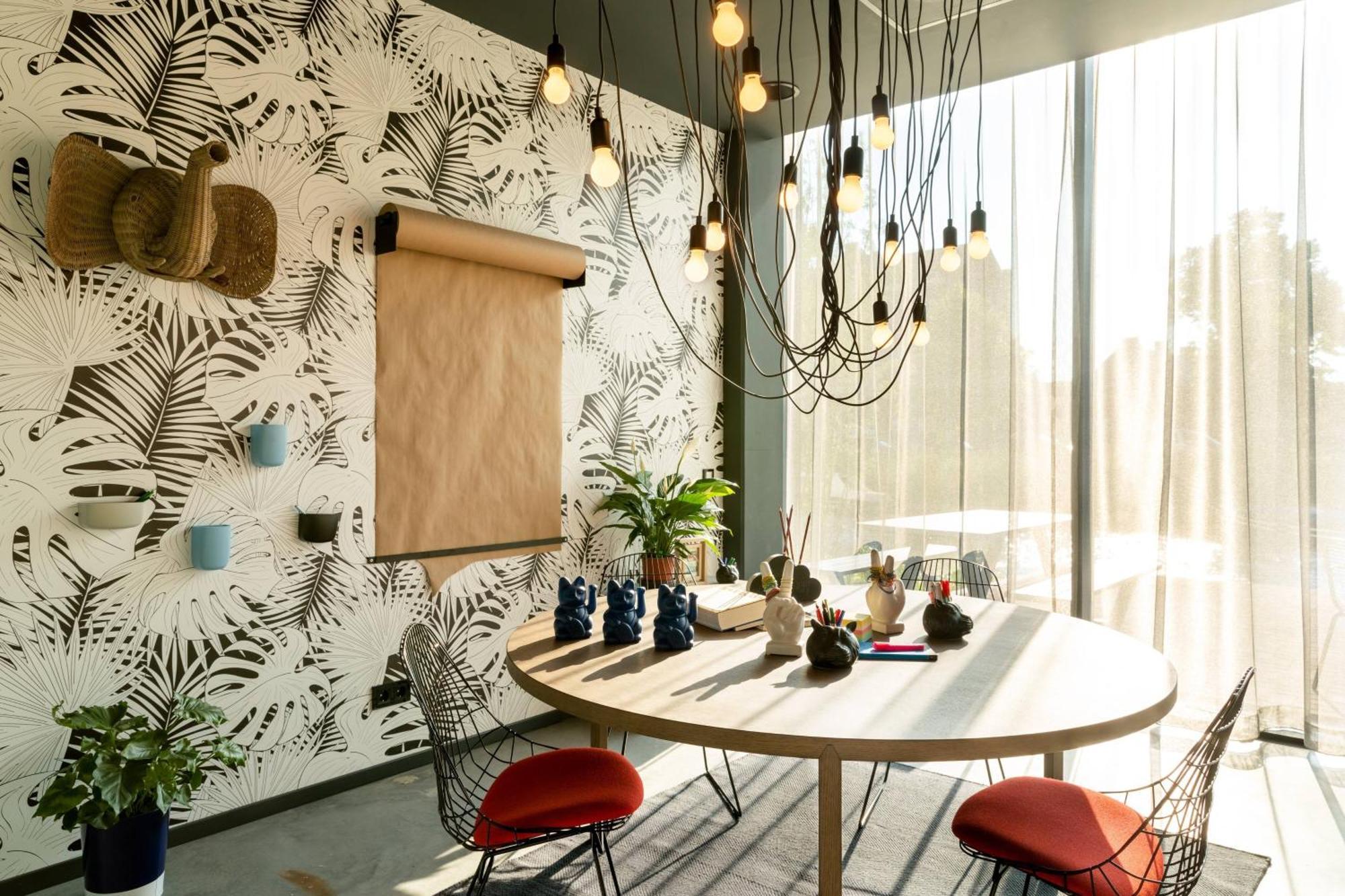 Отель Moxy Утрехт Экстерьер фото