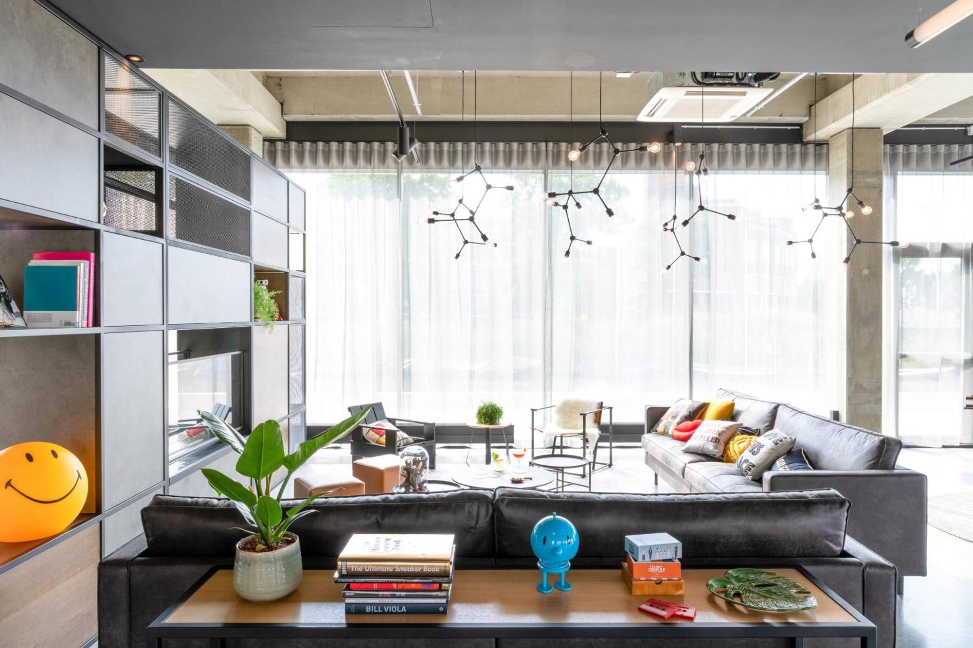 Отель Moxy Утрехт Экстерьер фото